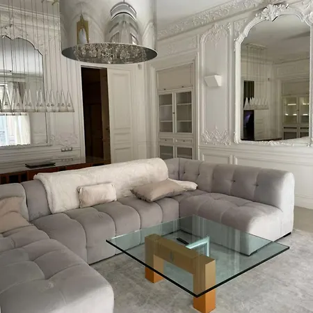 De 220 M2 à 50 M Des Champs-elysees Parigi