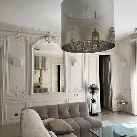 De 220 M2 à 50 M Des Champs-elysees * Parigi
