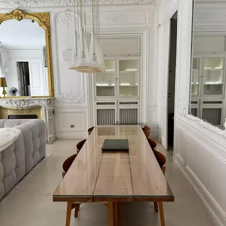 De 220 M2 à 50 M Des Champs-elysees Parigi