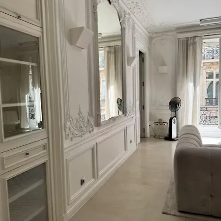 De 220 M2 à 50 M Des Champs-elysees *