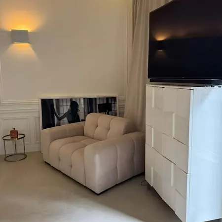 De 220 M2 à 50 M Des Champs-elysees * Parigi