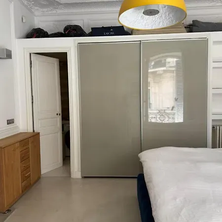 De 220 M2 à 50 M Des Champs-elysees * Parigi