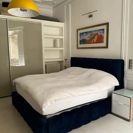 De 220 M2 à 50 M Des Champs-elysees * Parigi